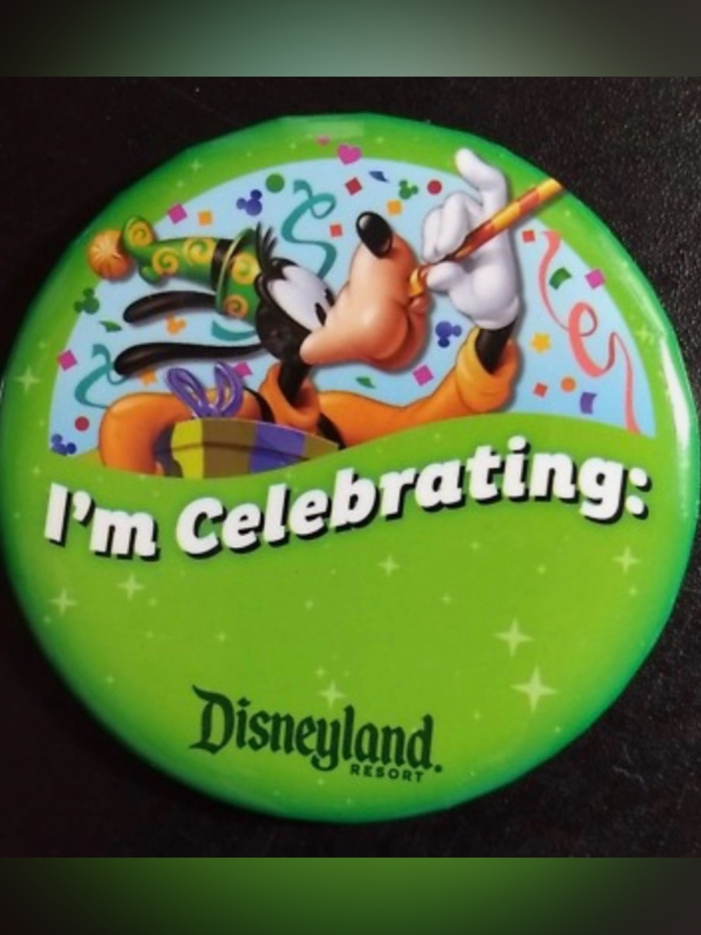 DISNEYLAND RESORT 🎉I'm Celebrating: 🎉 GOOFY COLLECTIBLE PINBACK BUTTON